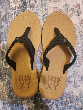 NWOT-Roxy Braided Strap Flip Flops in Tan and Black